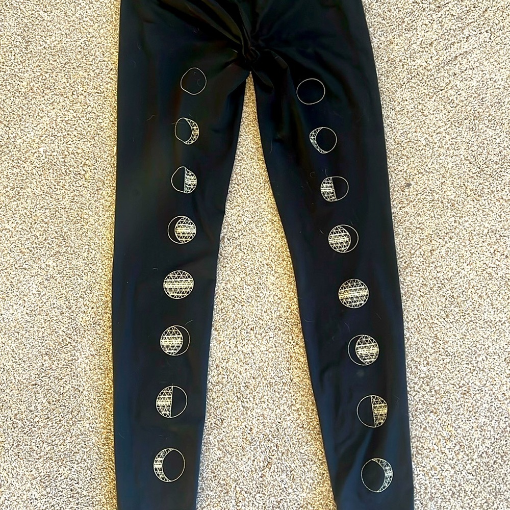 Black moon phase teeki workout/yoga leggings size small plain in the front